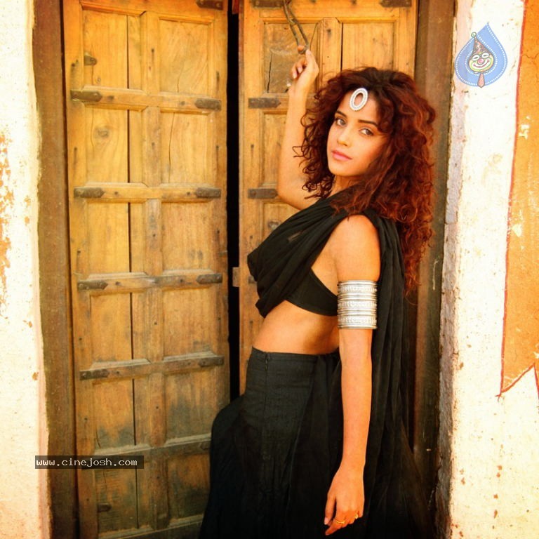Piaa Bajpai Hot Stills - 8 / 18 photos