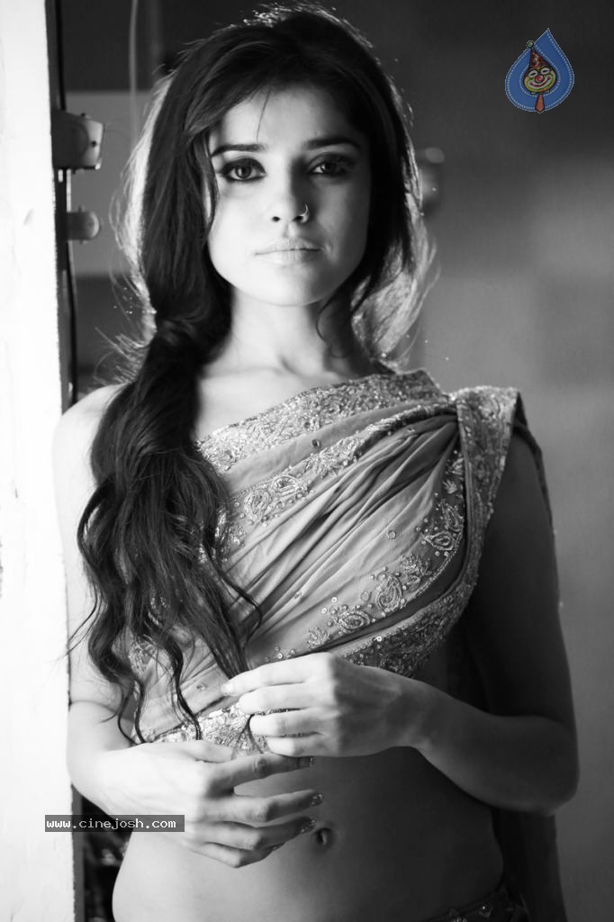 Piaa Bajpai Hot Stills - 10 / 18 photos