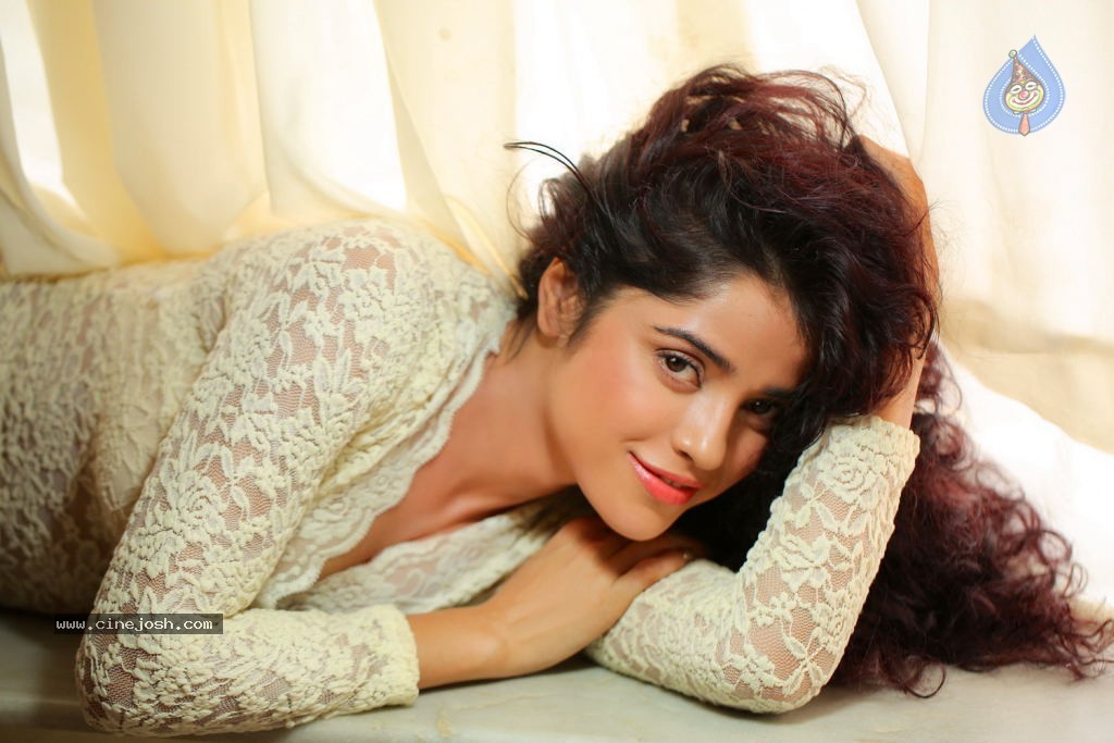 Piaa Bajpai Hot Stills - 14 / 18 photos