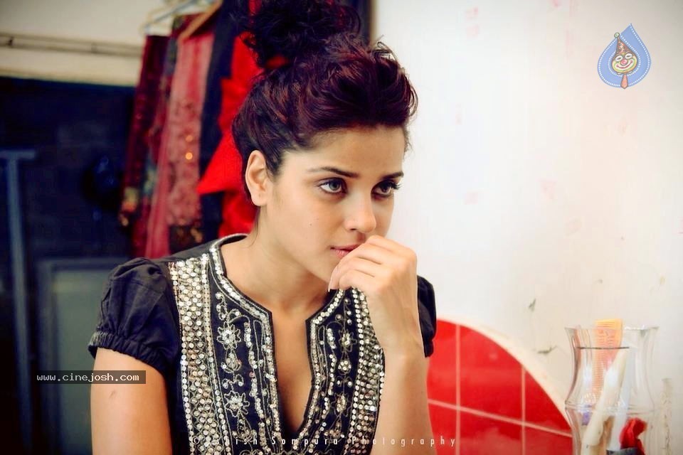 Piaa Bajpai Hot Stills - 16 / 18 photos
