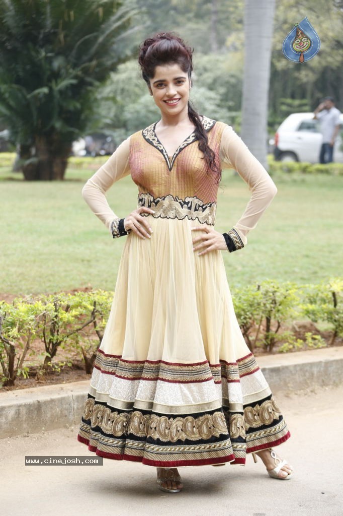 Piaa Bajpai New Stills - 54 / 63 photos