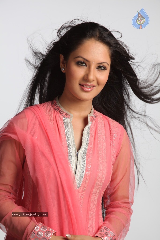 Pooja Bose Latest Stills - 18 / 56 photos