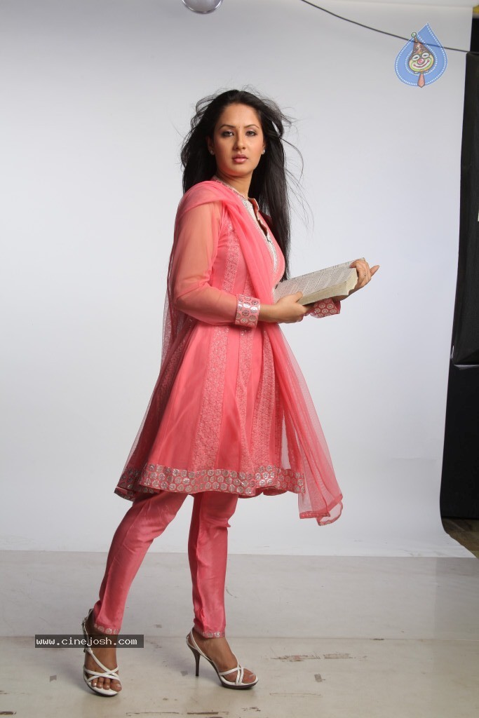 Pooja Bose Latest Stills - 30 / 56 photos