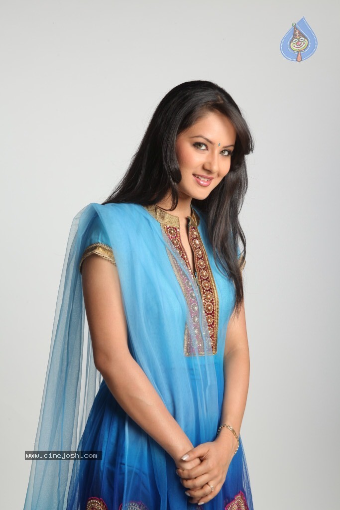 Pooja Bose Latest Stills - 33 / 56 photos
