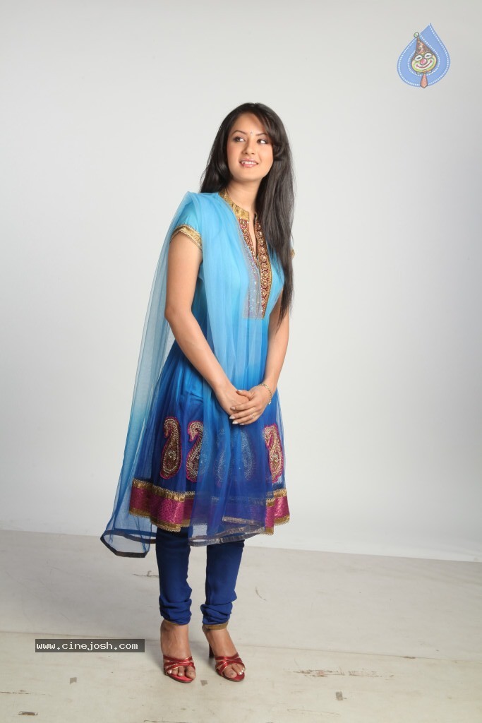 Pooja Bose Latest Stills - 34 / 56 photos