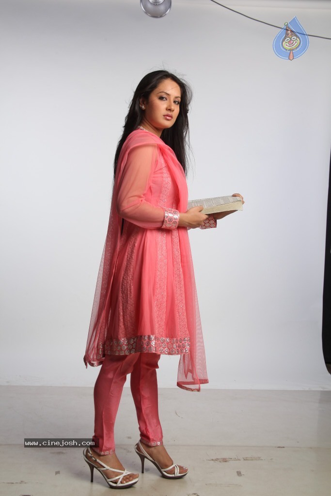 Pooja Bose Latest Stills - 42 / 56 photos