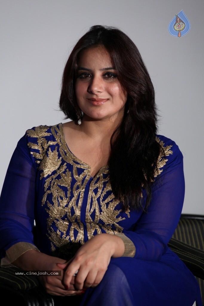 Pooja Gandhi New Stills - 20 / 104 photos