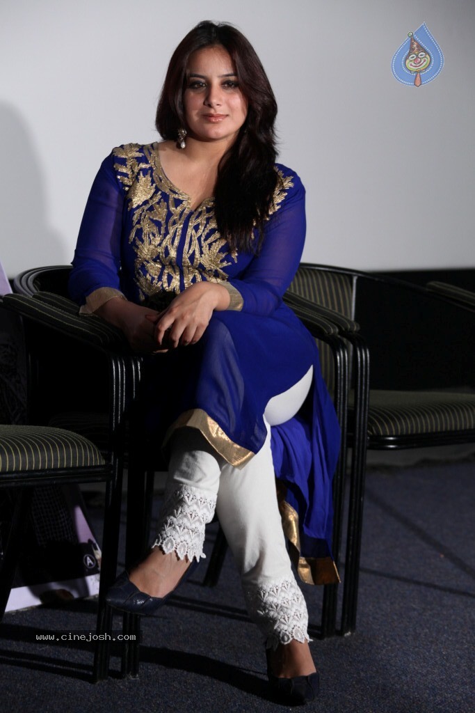 Pooja Gandhi New Stills - 23 / 104 photos