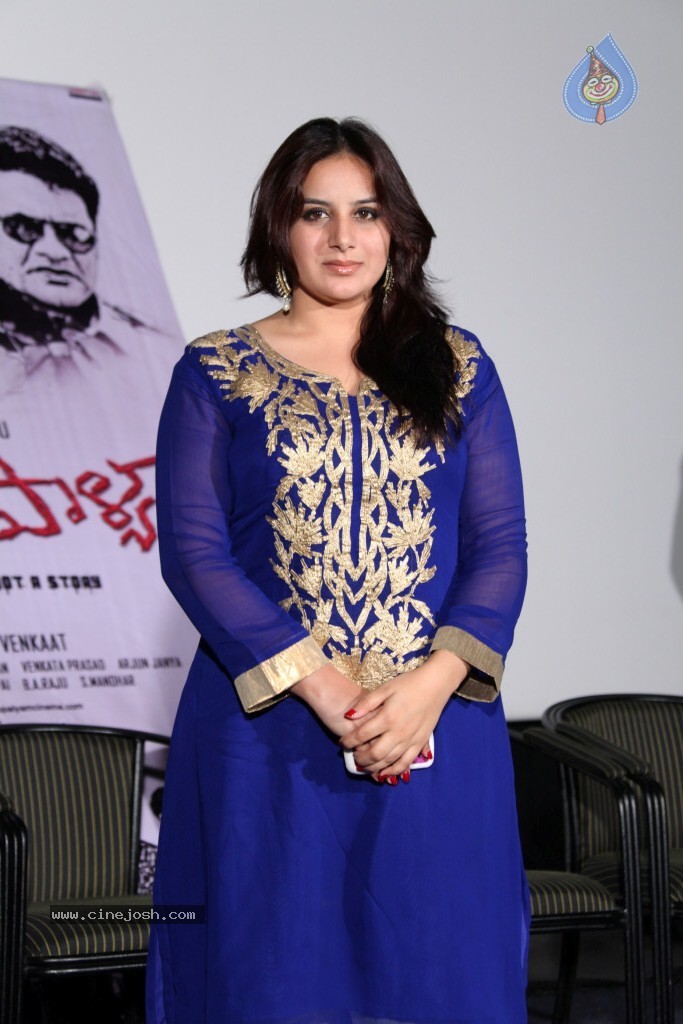 Pooja Gandhi New Stills - 24 / 104 photos