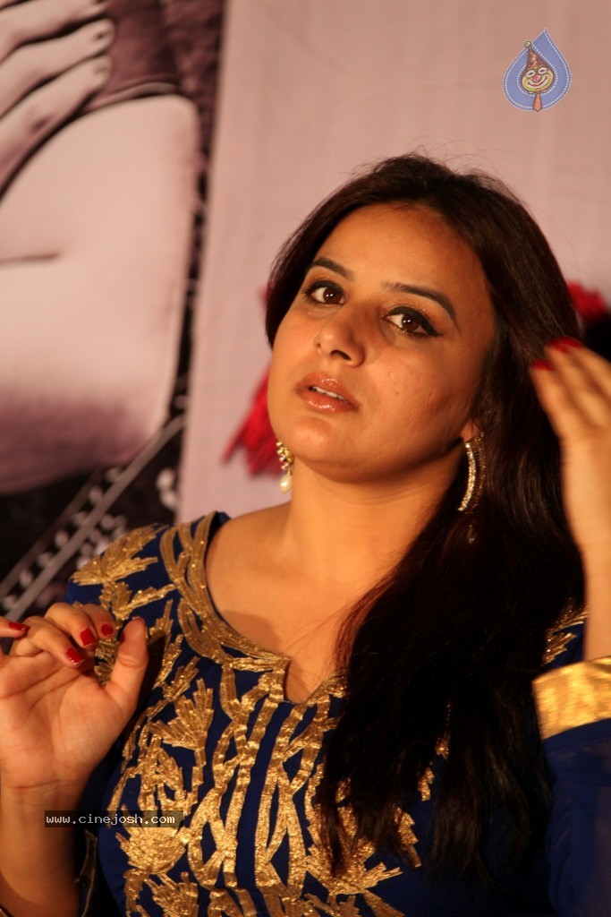 Pooja Gandhi New Stills - 28 / 104 photos