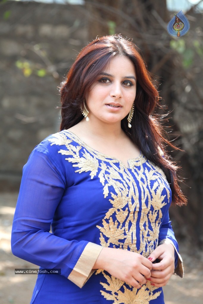 Pooja Gandhi New Stills - 48 / 104 photos