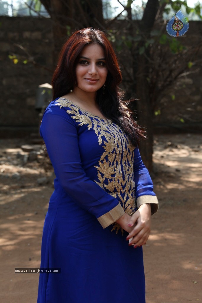 Pooja Gandhi New Stills - 54 / 104 photos
