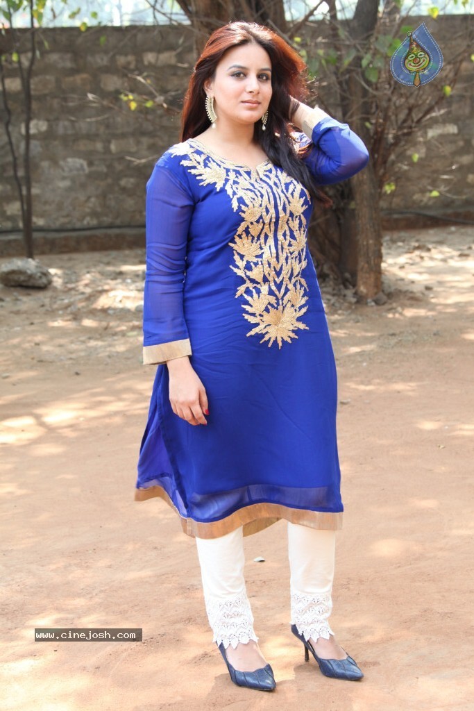 Pooja Gandhi New Stills - 66 / 104 photos