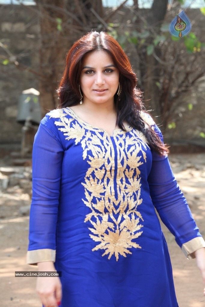 Pooja Gandhi New Stills - 76 / 104 photos