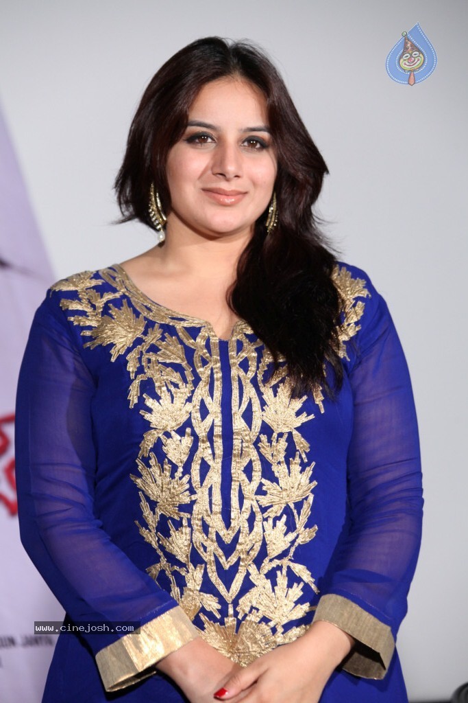 Pooja Gandhi New Stills - 83 / 104 photos