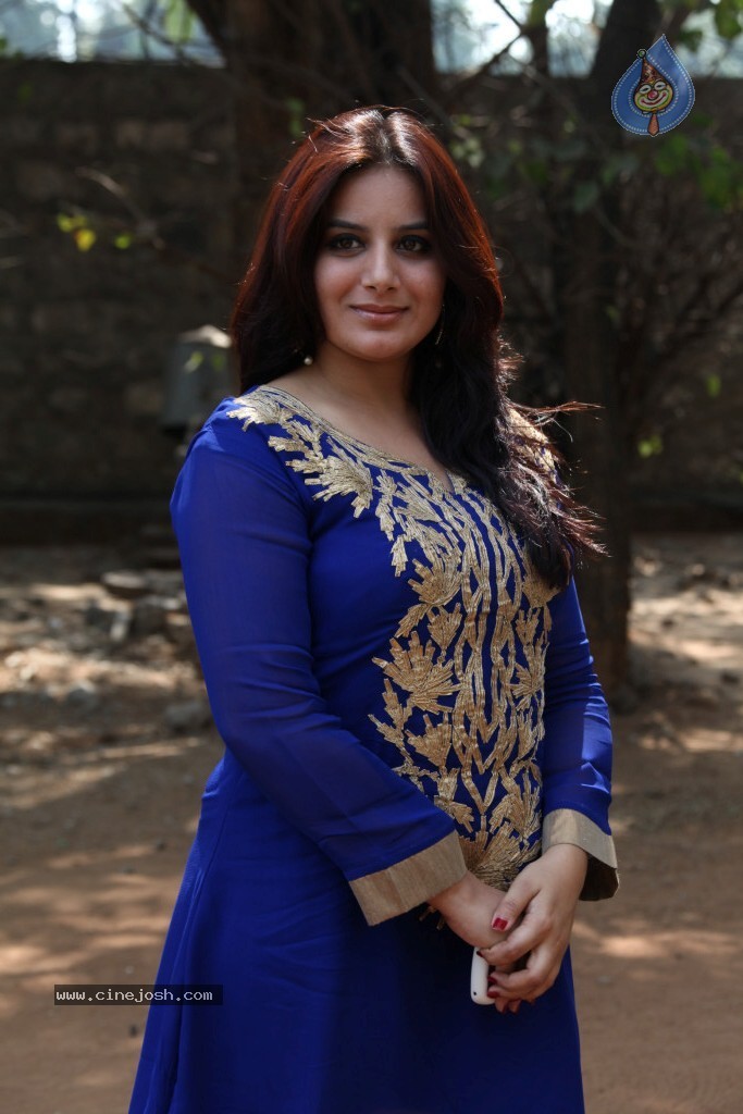 Pooja Gandhi New Stills - 95 / 104 photos