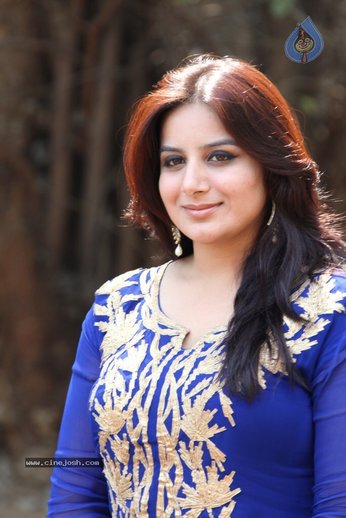 Pooja Gandhi New Stills - 96 / 104 photos