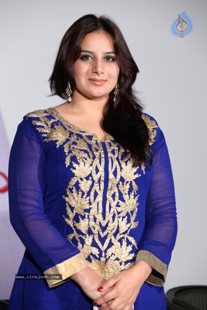 Pooja Gandhi New Stills - 98 / 104 photos