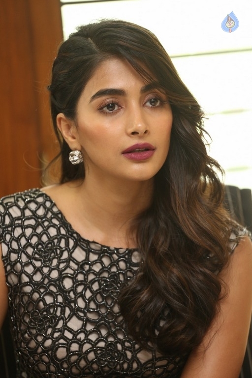 Pooja Hegde Latest Photos - 25 / 52 photos