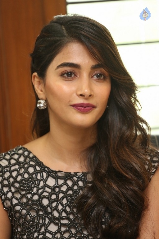 Pooja Hegde Latest Photos - 30 / 52 photos