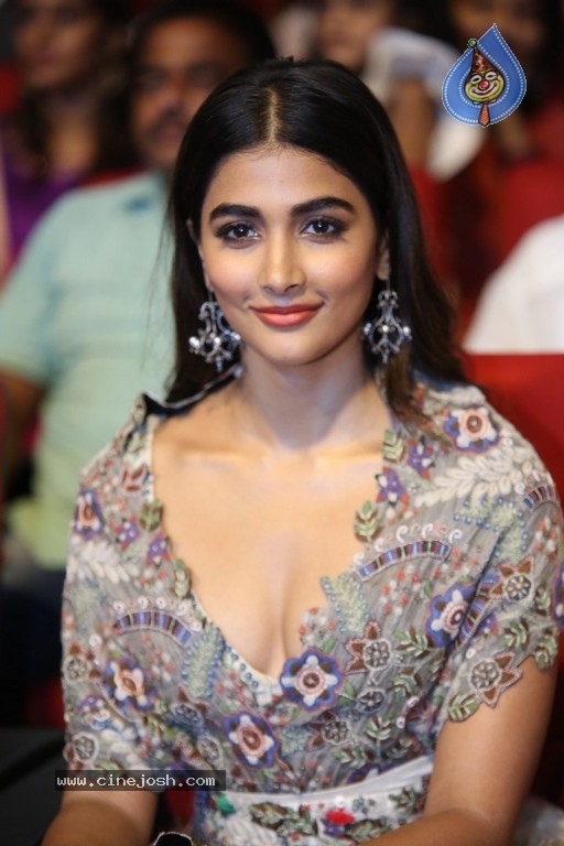 Pooja Hegde New Pics - 8 / 20 photos