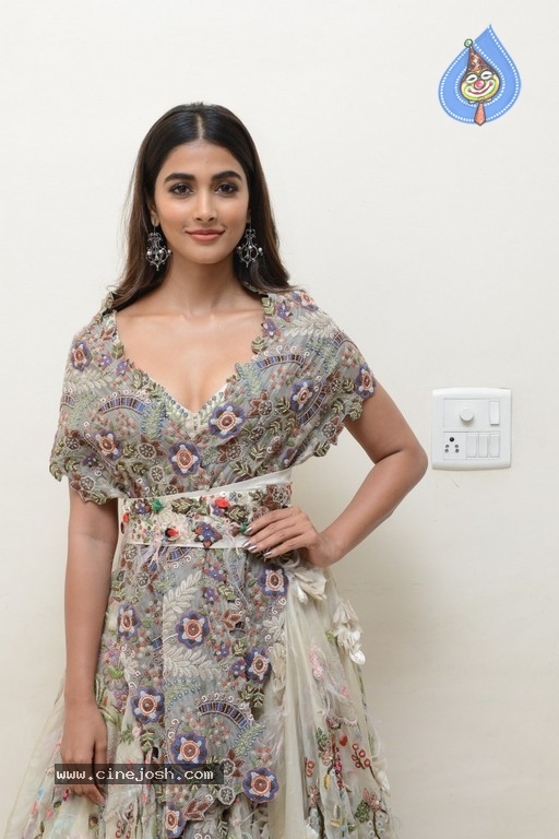 Pooja Hegde New Pics - 15 / 20 photos