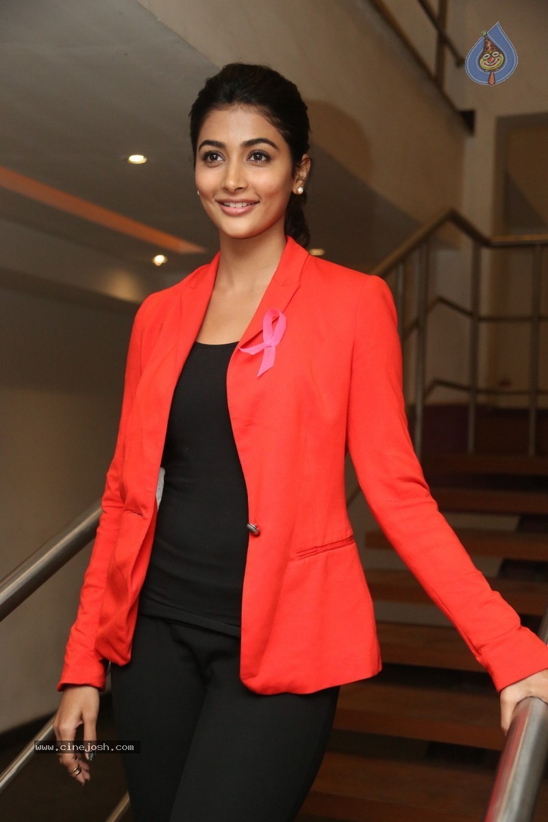 Pooja Hegde New Pics - 16 / 69 photos