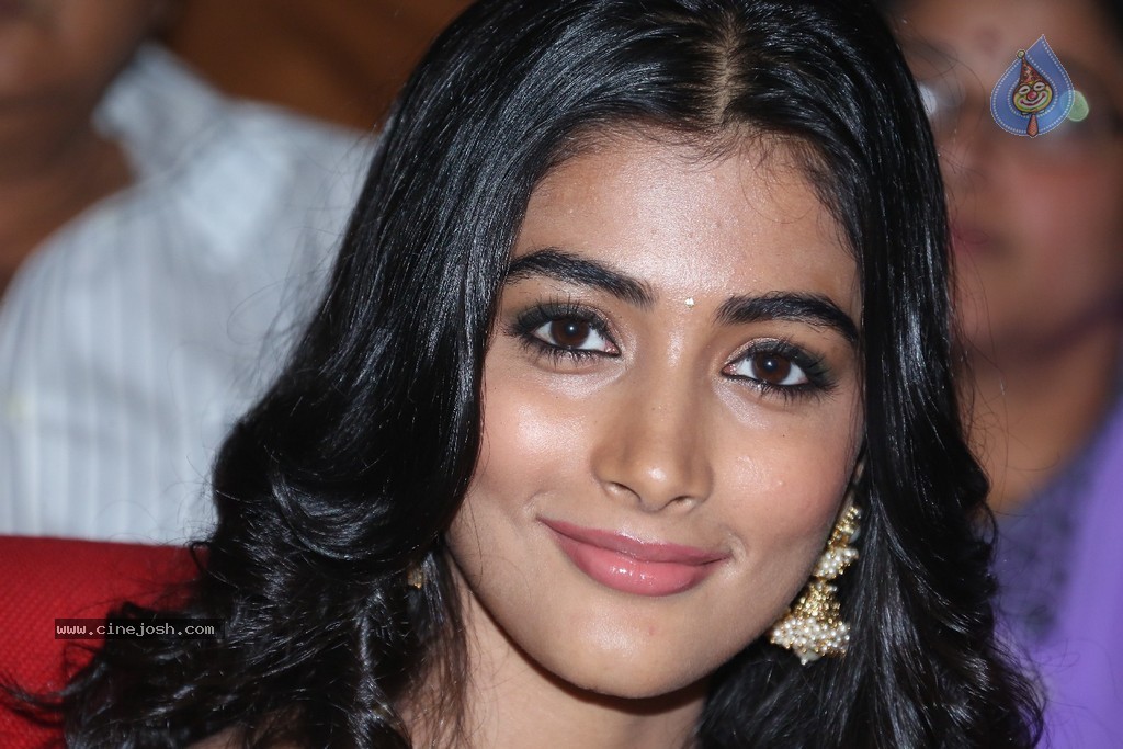 Pooja Hegde New Pics - 21 / 84 photos