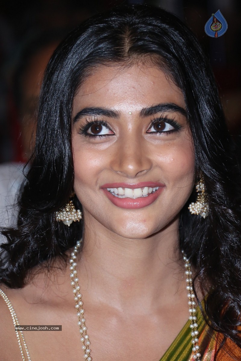 Pooja Hegde New Pics - 25 / 84 photos