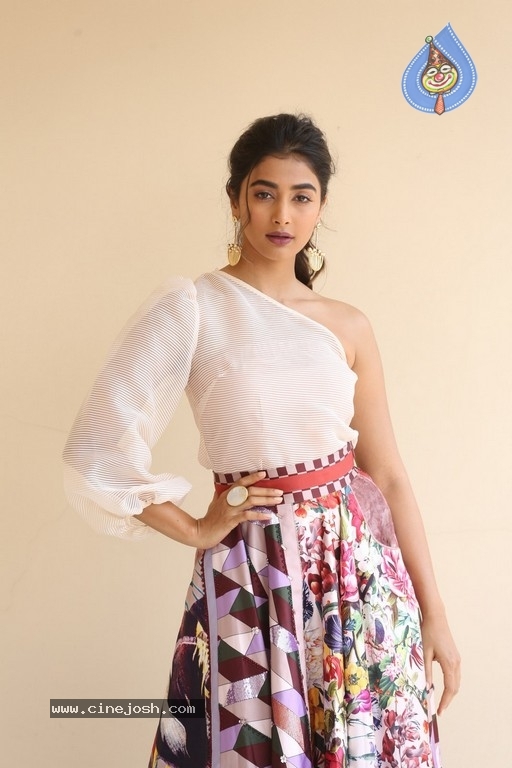 Pooja Hegde Photos - 17 / 32 photos