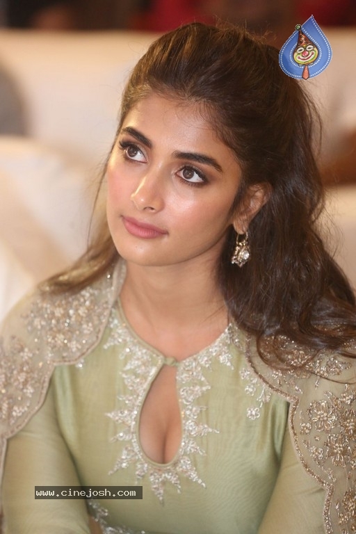 Pooja Hegde Pics - 4 / 21 photos