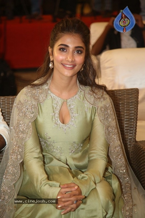 Pooja Hegde Pics - 16 / 21 photos