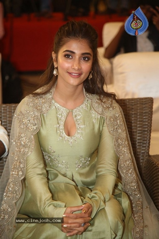 Pooja Hegde Pics - 18 / 21 photos