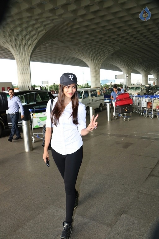 Pooja Hegde Spotted at Airport - 6 / 10 photos