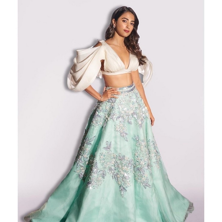 Pooja Hegde Stills - 12 / 12 photos