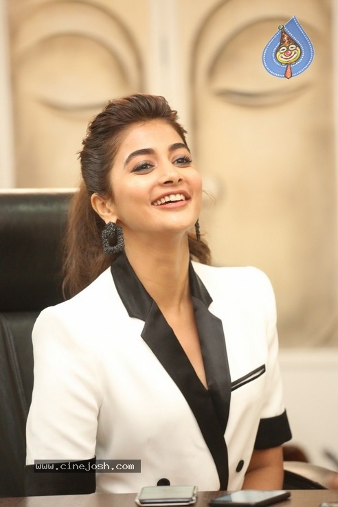 Pooja Hegde Stills - 19 / 34 photos