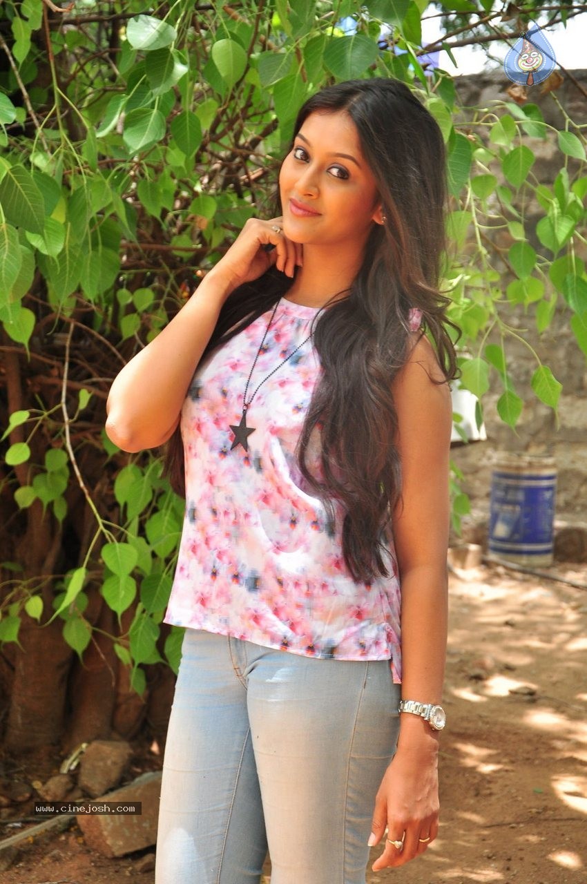 Pooja Jhaveri Latest Photos - 41 / 63 photos