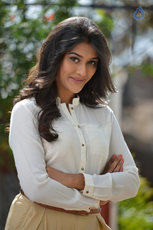 Pooja Jhaveri Latest Photos - 31 / 42 photos