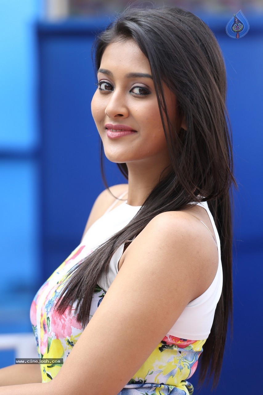 Pooja Jhaveri Latest Photos - 38 / 64 photos