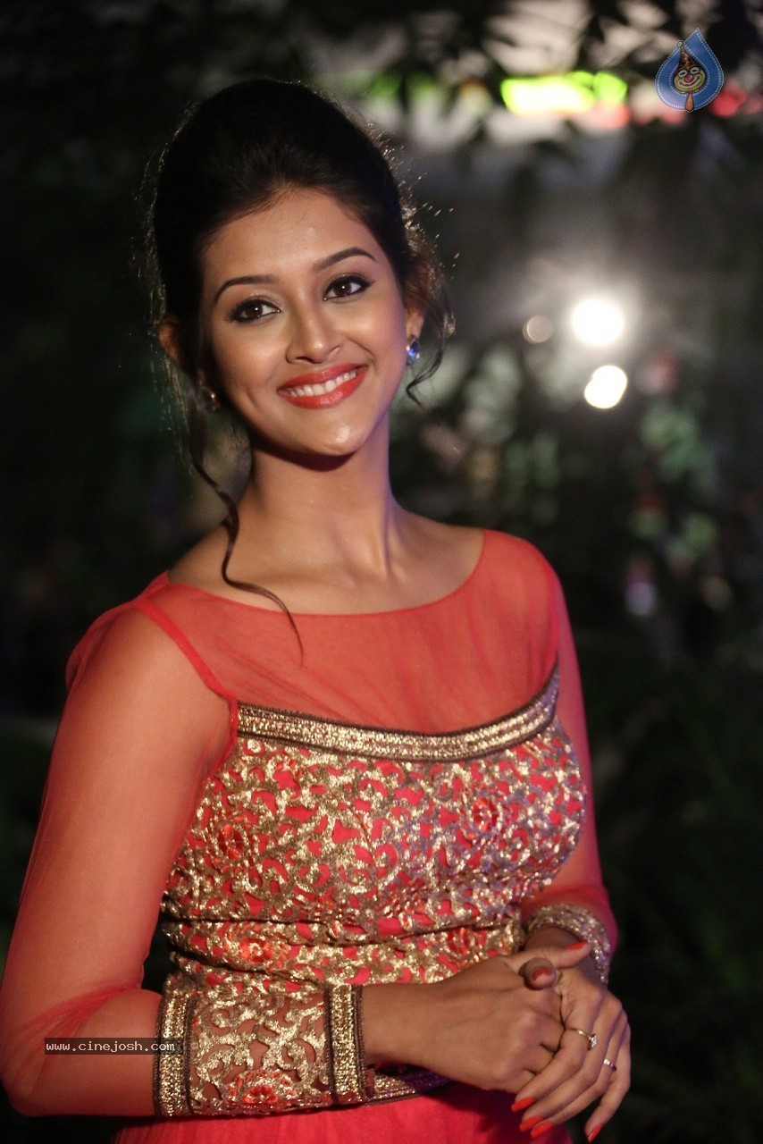 Pooja Jhaveri New Photos - 22 / 67 photos