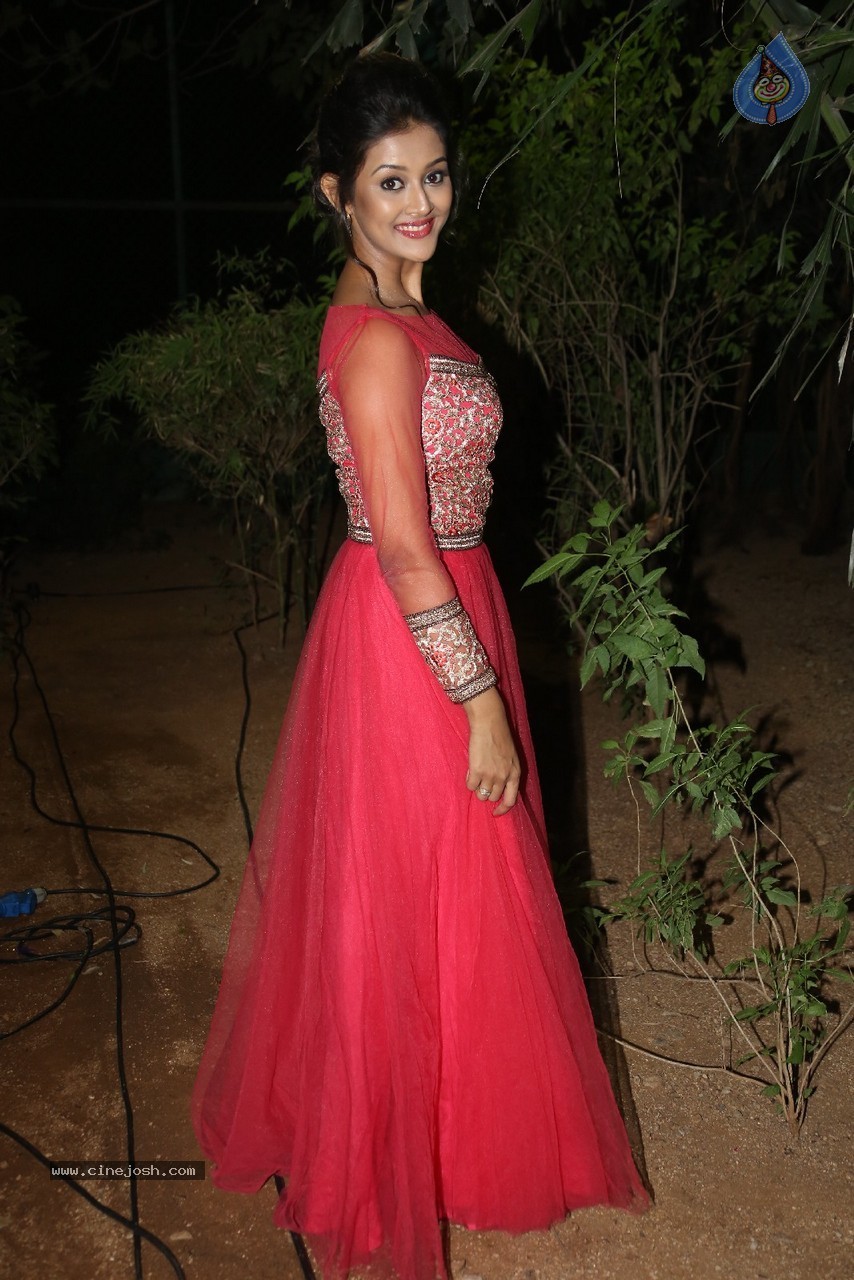 Pooja Jhaveri New Photos - 24 / 67 photos