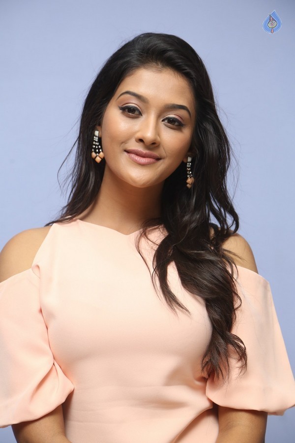 Pooja Jhaveri New Photos - 4 / 40 photos