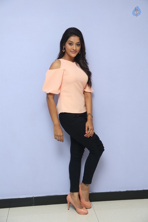Pooja Jhaveri New Photos - 29 / 40 photos