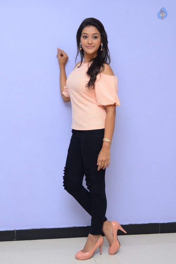 Pooja Jhaveri New Photos - 38 / 40 photos