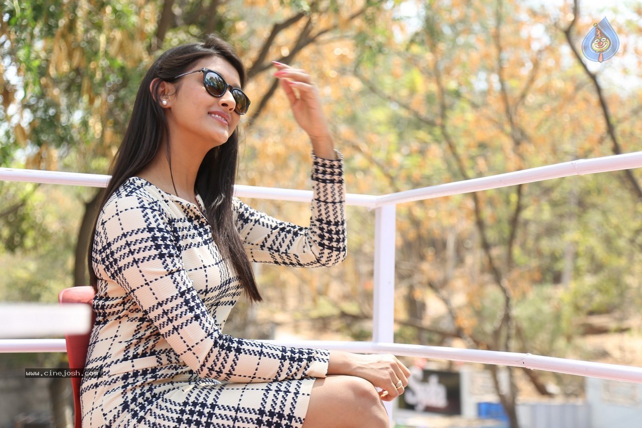 Pooja Jhaveri New Photos - 81 / 90 photos