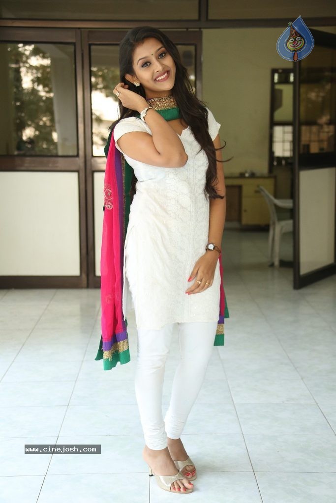 Pooja Jhaveri New Stills - 11 / 99 photos