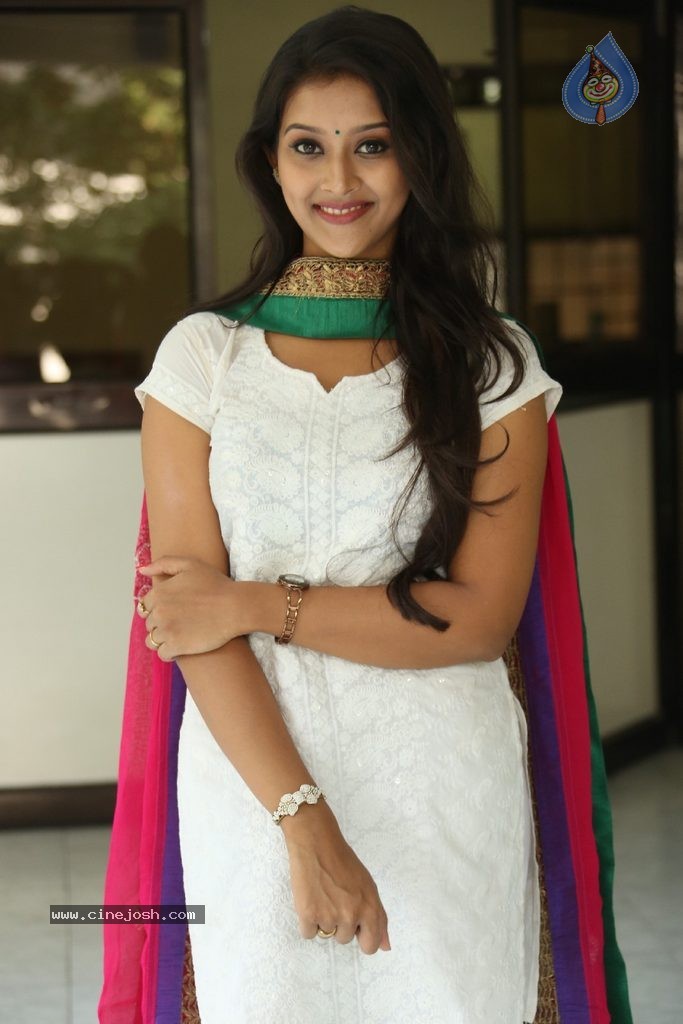 Pooja Jhaveri New Stills - 16 / 99 photos