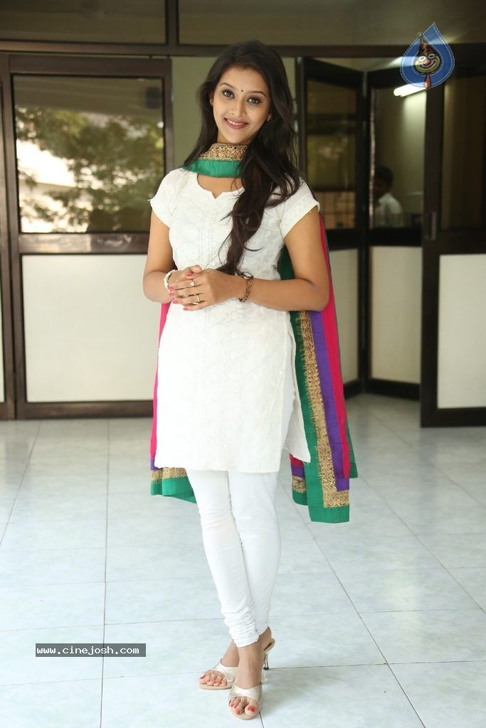 Pooja Jhaveri New Stills - 30 / 99 photos
