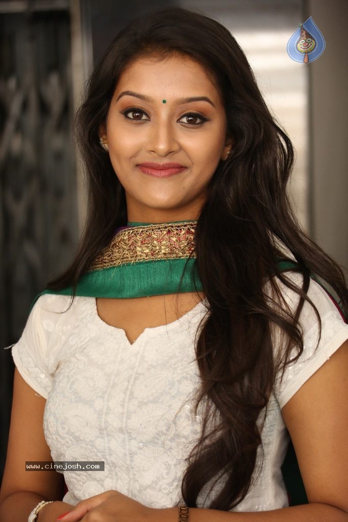 Pooja Jhaveri New Stills - 38 / 99 photos