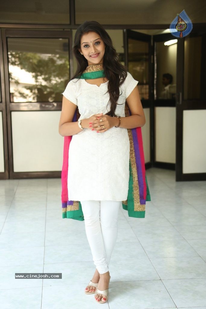 Pooja Jhaveri New Stills - 40 / 99 photos